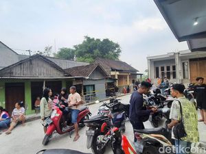 Ada Kabar Rekonstruksi, Rumah Pembunuh Siswi SMP Mojokerto Dikerumuni Warga Ada Kabar Rekonstruksi, Rumah Pembunuh Siswi SMP Mojokerto Dikerumuni Warga