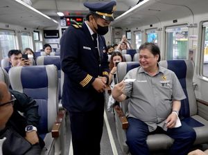 Naik KA ke Cirebon, Airlangga Mau Cek Langsung Aktivitas Ekonomi Warga