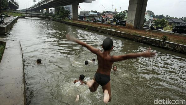 Aksi Bocil Taklukkan Arus Kalimalang