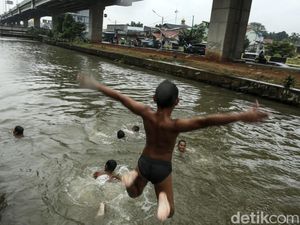 Aksi Bocil Taklukkan Arus Kalimalang Aksi Bocil Taklukkan Arus Kalimalang