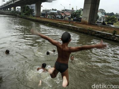 Aksi Bocil Taklukkan Arus Kalimalang