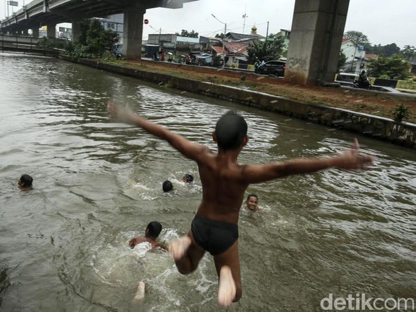 Aksi Bocil Taklukkan Arus Kalimalang