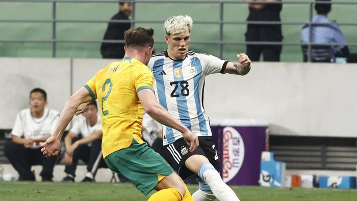Soccer Football - Friendly - Argentina v Australia - Workers Stadium, Beijing, China - June 15, 2023 Argentinas Alejandro Garnacho in action with Australias Jordan Bos REUTERS/Thomas Peter