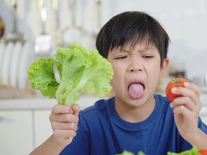 Anak Susah Makan Sayur & Buah? Begini Cara Penuhi Asupan Seratnya