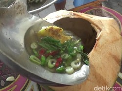 Menikmati Gurih dan Segar Ayam Kelapa Muda di Tengah Sawah