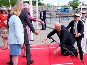 Detik-detik Raja Norwegia Jatuh Tersandung di Denmark