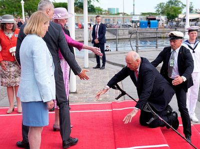 Detik-detik Raja Norwegia Jatuh Tersandung di Denmark