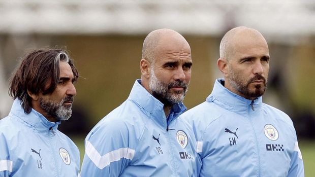 Soccer Football - Champions League - Final - Manchester City Media Day - Etihad Campus, Manchester, Britain - June 6, 2023 Manchester City manager Pep Guardiola, fitness coach Lorenzo Buenaventura and first team coach Enzo Maresca during training Action Images via Reuters/Jason Cairnduff