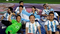 Mereka berbondong-bondong membeli tiket untuk menonton laga kelas dunia tersebut. Tiket pertandingan antara Australia vs Argentina di China hanya dalam puluhan menit ludes terjual. (REUTERS/Florence Lo)  