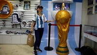 Antusiasme masyarakat China terhadap kehadiran tim Argentina memang begitu tinggi. (REUTERS/Florence Lo)  