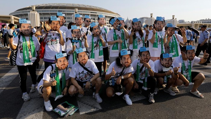 Euforia Suporter China Saat Laga Argentina Vs Australia People wearing face masks of Argentina soccer player Lionel Messi pose for pictures outside Workers' Stadium before the friendly match between Argentina and Australia, in Beijing, China June 15, 2023. REUTERS/Tingshu Wang