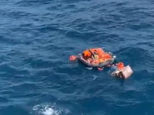 5 ABK Kapal LCT yang Tenggelam di Karimun Jawa Dievakuasi ke Probolinggo 5 ABK Kapal LCT yang Tenggelam di Karimun Jawa Dievakuasi ke Probolinggo