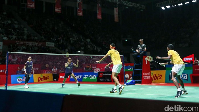 Fajar Alfian/Muhammad Rian Ardianto tersingkir di perempatfinal Indonesia Open 2023. Mereka dikalahkan Satwiksairaj Rankireddy/Chirag Shetty.