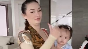 7 Gaya Pedangdut Pakai Daster dan Sandal Jepit, Nella Kharisma Banjir Pujian