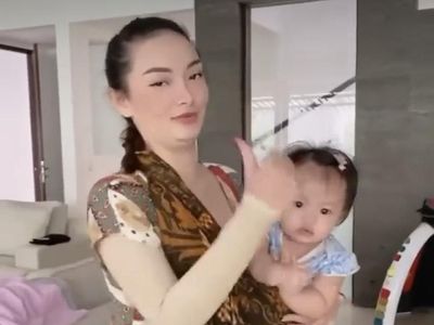 7 Gaya Pedangdut Pakai Daster dan Sandal Jepit, Nella Kharisma Banjir Pujian