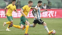 Messi bisa lepas dari kepungan tiga pemain Socceroos. Ia bahkan tak goyah meski mendapat tarikan dari Kye Rowles.  