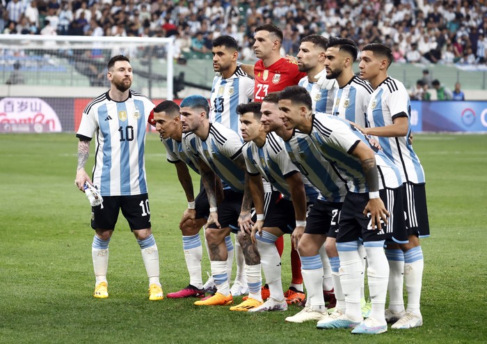 Gocekan Maut Lionel Messi Saat Kontra Australia di China Soccer Football - Friendly - Argentina v Australia - Workers Stadium, Beijing, China - June 15, 2023 Argentinas Lionel Messi shakes hands with Australias Denis Genreau after winning the match REUTERS/Thomas Peter