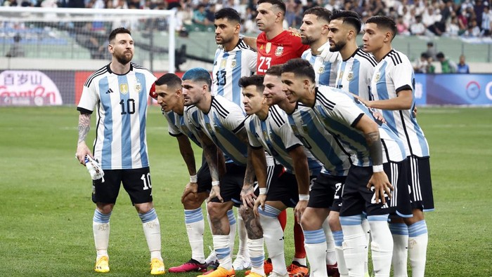 Gocekan Maut Lionel Messi Saat Kontra Australia di China Soccer Football - Friendly - Argentina v Australia - Workers' Stadium, Beijing, China - June 15, 2023 Argentina's Lionel Messi shakes hands with Australia's Denis Genreau after winning the match REUTERS/Thomas Peter
