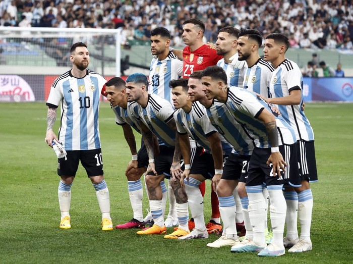 Soccer Football - Friendly - Argentina v Australia - Workers Stadium, Beijing, China - June 15, 2023 Argentinas Lionel Messi shakes hands with Australias Denis Genreau after winning the match REUTERS/Thomas Peter