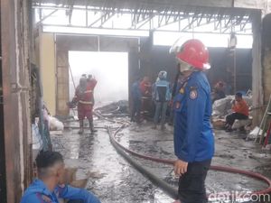 5 Fakta 34 Jam Kebakaran Gudang Sepatu-Sandal di Gorontalo 5 Fakta 34 Jam Kebakaran Gudang Sepatu-Sandal di Gorontalo