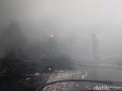 17 Jam Kebakaran Gudang Sepatu-Sandal Gorontalo, Api Diduga dari Rumah Warga