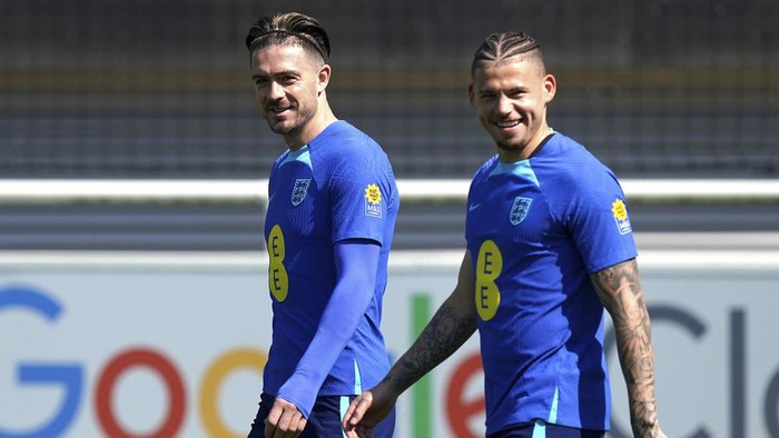 Englands Jack Grealish, left, and Kalvin Phillips, right, attend a training session of Englands national socccer team at St. Georges Park in Burton-upon-Trent, Britain, Thursday June 15, 2023. England will face Malta for a Euro 2024 qualifying soccer match on Friday, June 16, 2023. (Martin Rickett/PA via AP)