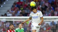 Madrid hanya menyisakan Jesus Vallejo (28 tahun) dan bek muda Raul Asencio (21 tahun). Vallejo belum dapat kepercayaan pelatih Carlo Ancelotti (AP)