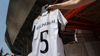 Nomor ini sebenarnya sudah dipakai Jesus Vallejo. Tapi Vallejo rela menyerahkannya ke Bellingham. Foto: REUTERS/VIOLETA SANTOS MOURA