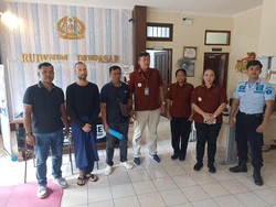 Imigrasi Tahan Gelandangan Asal Amerika yang Rusak Mobil Dinas Polisi