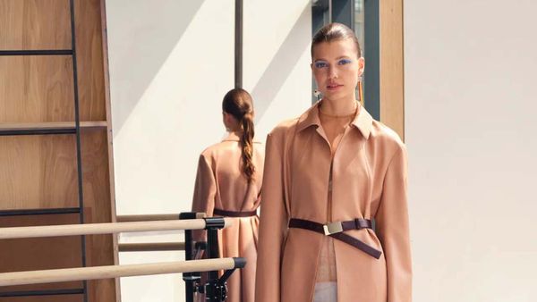 10 Koleksi Terbaru Tory Burch Resort 2024, Busana Elegan Minimalis