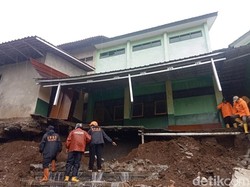 Bruk! Tembok SDN Genteng Sukabumi Ambruk gegara Cuaca Buruk