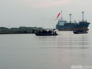 Aksi Koopssus TNI Bebaskan Sandera dari Teroris di Pelabuhan Cirebon Aksi Koopssus TNI Bebaskan Sandera dari Teroris di Pelabuhan Cirebon