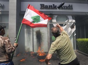 Lebanon Membara! Bank-bank Dirusak Nasabah
