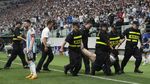 Aksi Gocek Penyusup Lapangan Fans Lionel Messi