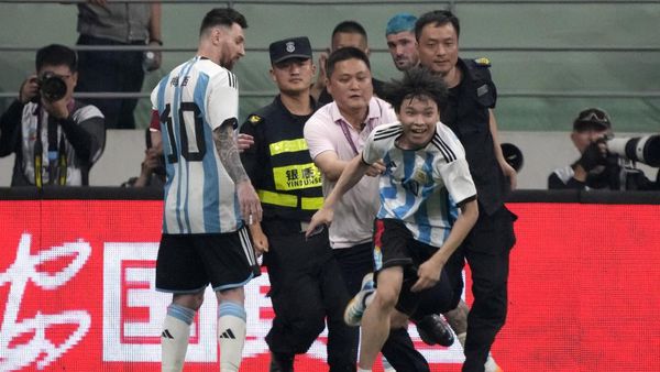 Aksi Gocek Penyusup Lapangan Fans Lionel Messi
