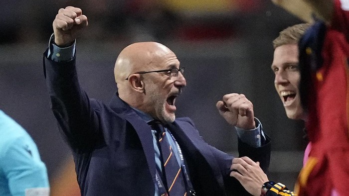 Spain coach Luis de la Fuente celebrates after winning the Nations League semifinal soccer match between Spain and Italy in Enschede, Netherlands, Thursday June 15, 2023. (AP Photo/Martin Meissner