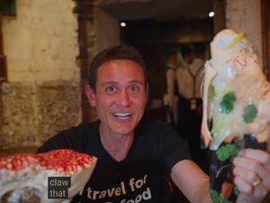 Mark Wiens Cicip King Crab dari Tasmania, Bobotnya Capai 5 Kg