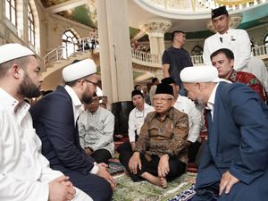 Wapres Maruf Diserbu Warga Lokal Usai Salat Jumat di Uzbekistan Wapres Maruf Diserbu Warga Lokal Usai Salat Jumat di Uzbekistan