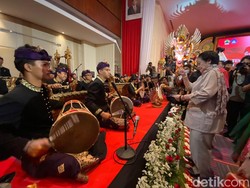 Saat Megawati Ajari Siswa Cara Pukul Gendang Tradisional Bali