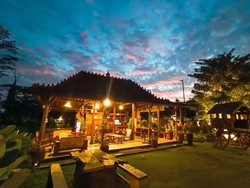 Indahnya Senja Temaram di Rumah Jawa Kediri, Menenangkan Lho!