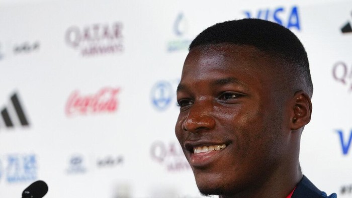 Ecuadors Moises Caicedo reacts while taking questions during a news conference on the eve of the group A World Cup soccer match against Qatar, at Al Bayt Stadium, in Doha, Saturday, Nov. 19, 2022. (AP Photo/Julio Cortez)