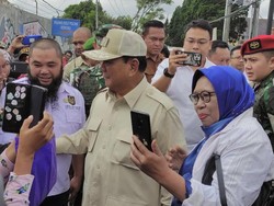 Prabowo Diteriaki Emak-emak Presiden saat Kunjungi Koramil Lembang