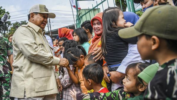 Momen Prabowo Disambut Warga saat Kunker di Lembang