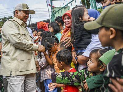 Momen Prabowo Disambut Warga saat Kunker di Lembang