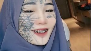 8 Foto Cewek Punk Viral Diajak Hijrah Ustaz, Dikira Anak Jalanan Ternyata...