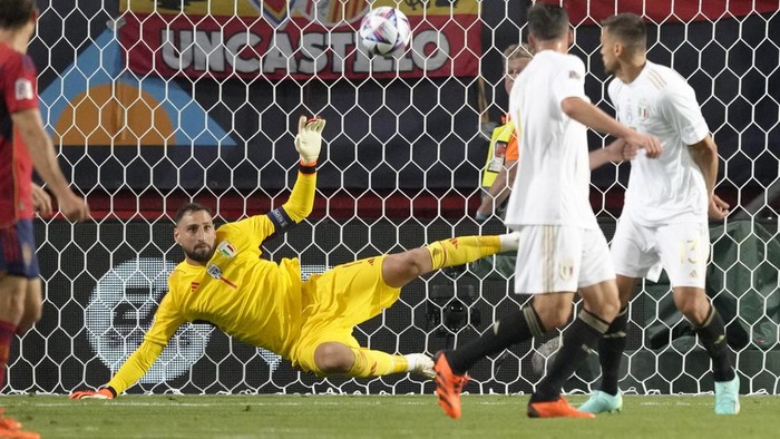 Italy goalkeeper Gianluigi Donnarumma fails to stop Spains second goal during the Nations League semifinal soccer match between Spain and Italy at De Grolsch Veste stadium in Enschede, eastern Netherlands, Thursday, June 15, 2023. (AP Photo/Peter Dejong)