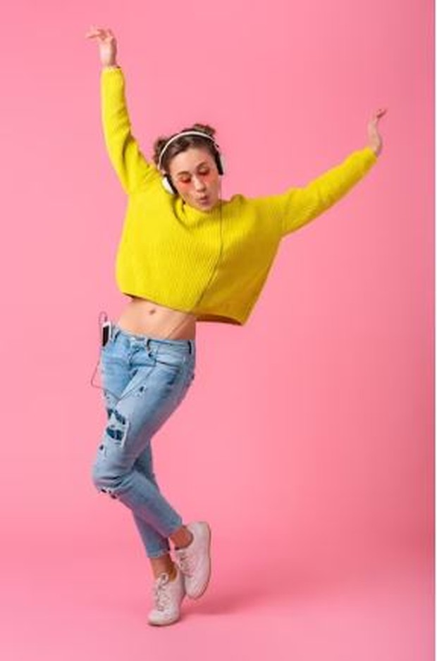 Olahraga dan banyak bergerak. foto freepik.com: marymarkevich