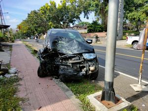 Sopir Mengantuk, Pajero Ringsek Berat Seusai Tabrak 2 Truk Sopir Mengantuk, Pajero Ringsek Berat Seusai Tabrak 2 Truk