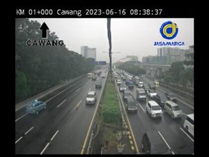Lalu Lintas di Tol Cawang arah Tebet Padat Pagi Ini