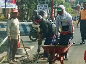 Jalan di Prambanan yang Ambles Diperbaiki Usai 10 Truk Uruk Tol Ditilang